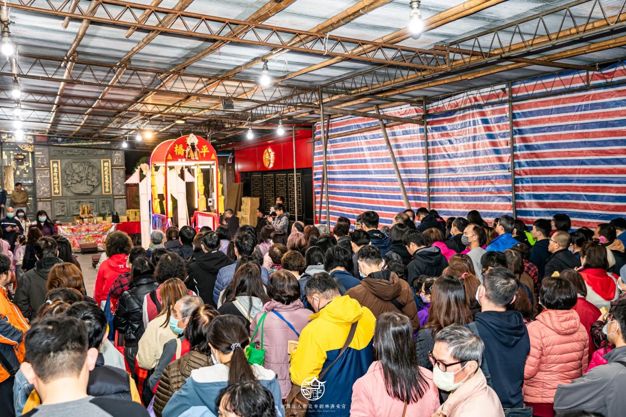 本宮道士代禱祈福，本宮信眾來此參拜祈求平安