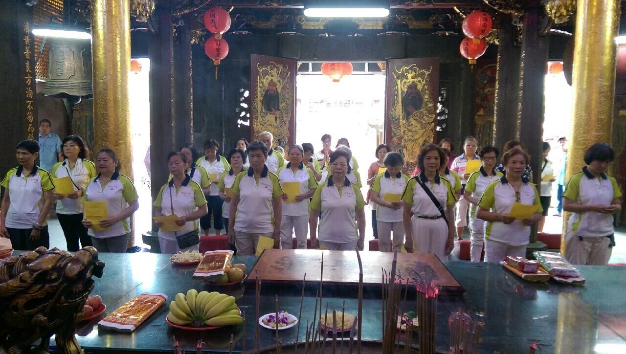 捐血民眾與志工朋友在濟安宮祭祀祈求平安健康