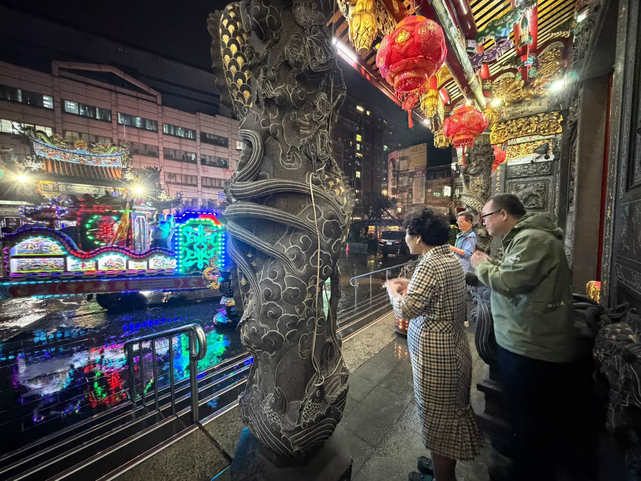 虔誠信仰，不畏風雨